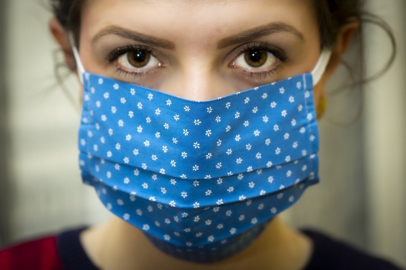 how to wear masks safely this summer
